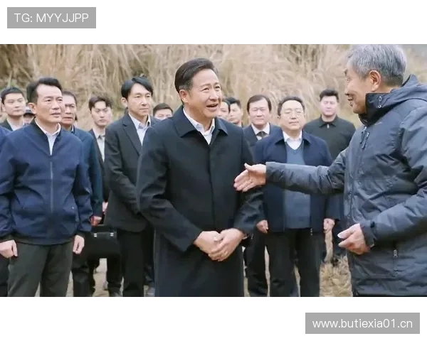 崔家溪一个人住豪宅，邻居还以为搬进了明星书记官长？