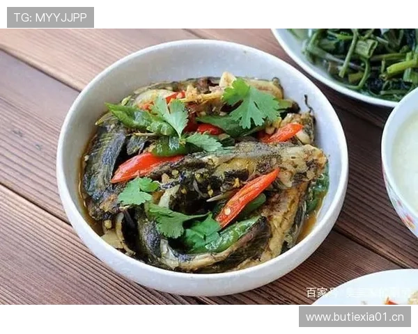 苏亚雷斯训练完回家吃晚饭，餐桌上摆着三块牛排、一整条烤鱼，还有一盘生菜——他只碰了生菜