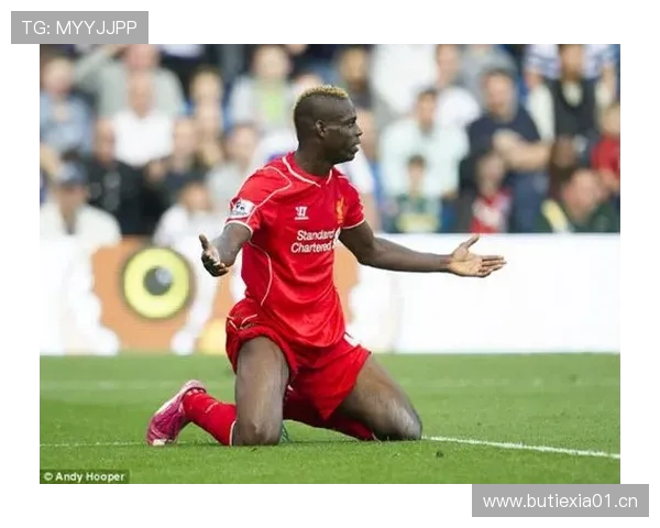 巴洛特利拎着路边炸鸡背着限量包，这反差直接让我笑出声